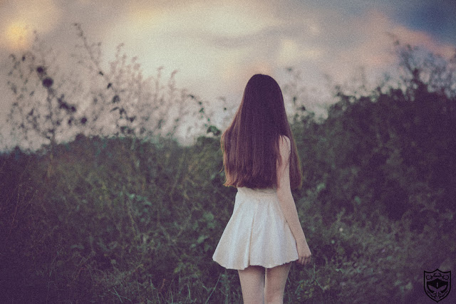 Hình ảnh cô gái cô đơn một mình buồn tê tái cõi lòng