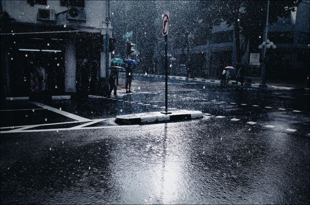 Những hình ảnh mưa rơi đẹp, buồn, lãng mạn nhất tromg thế giới anime