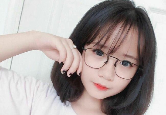 Ảnh Gái Đẹp Tóc Dài Đeo Kinh Siêu Cute Dễ Thương Nhất