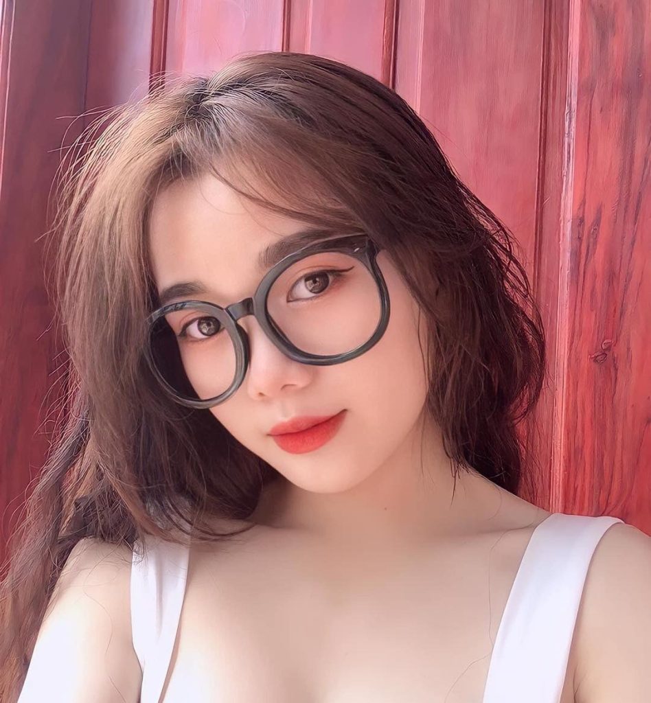 Hình ảnh con gái cute xinh dễ thương đeo kính tóc dài, siêu cute